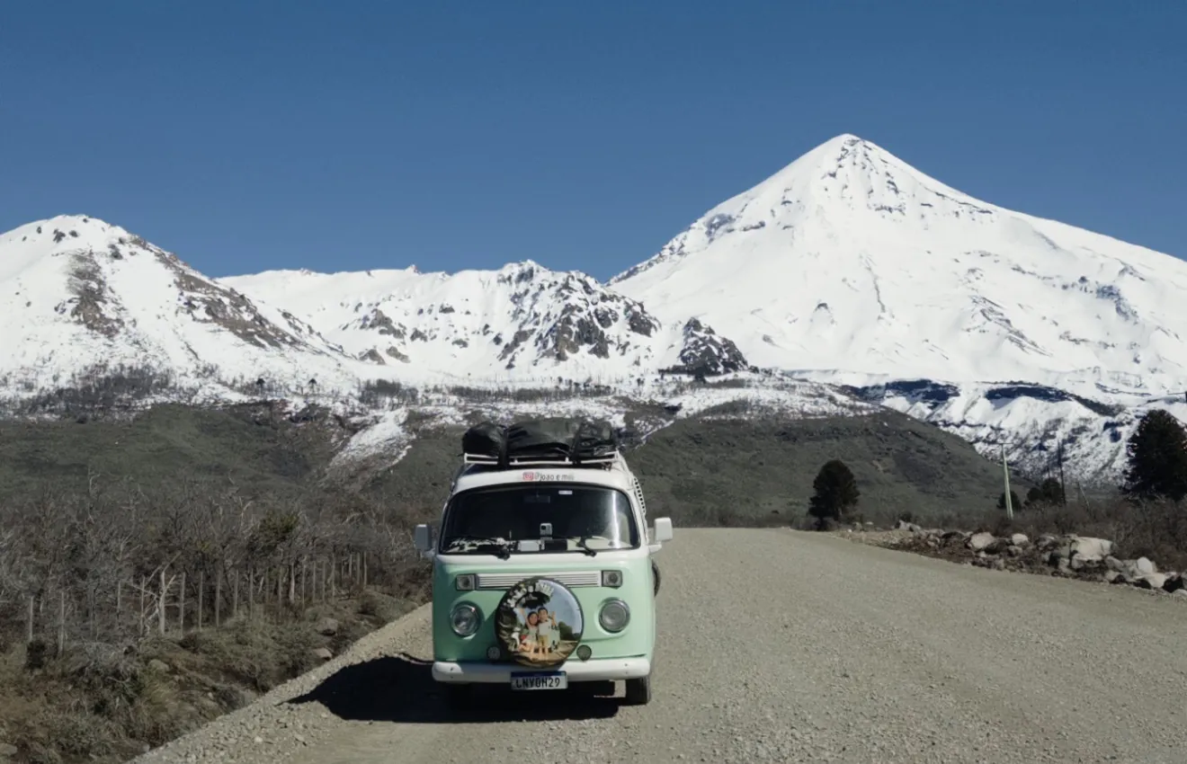 A Kombi Hope na estrada com um vulcão nevado ao fundo