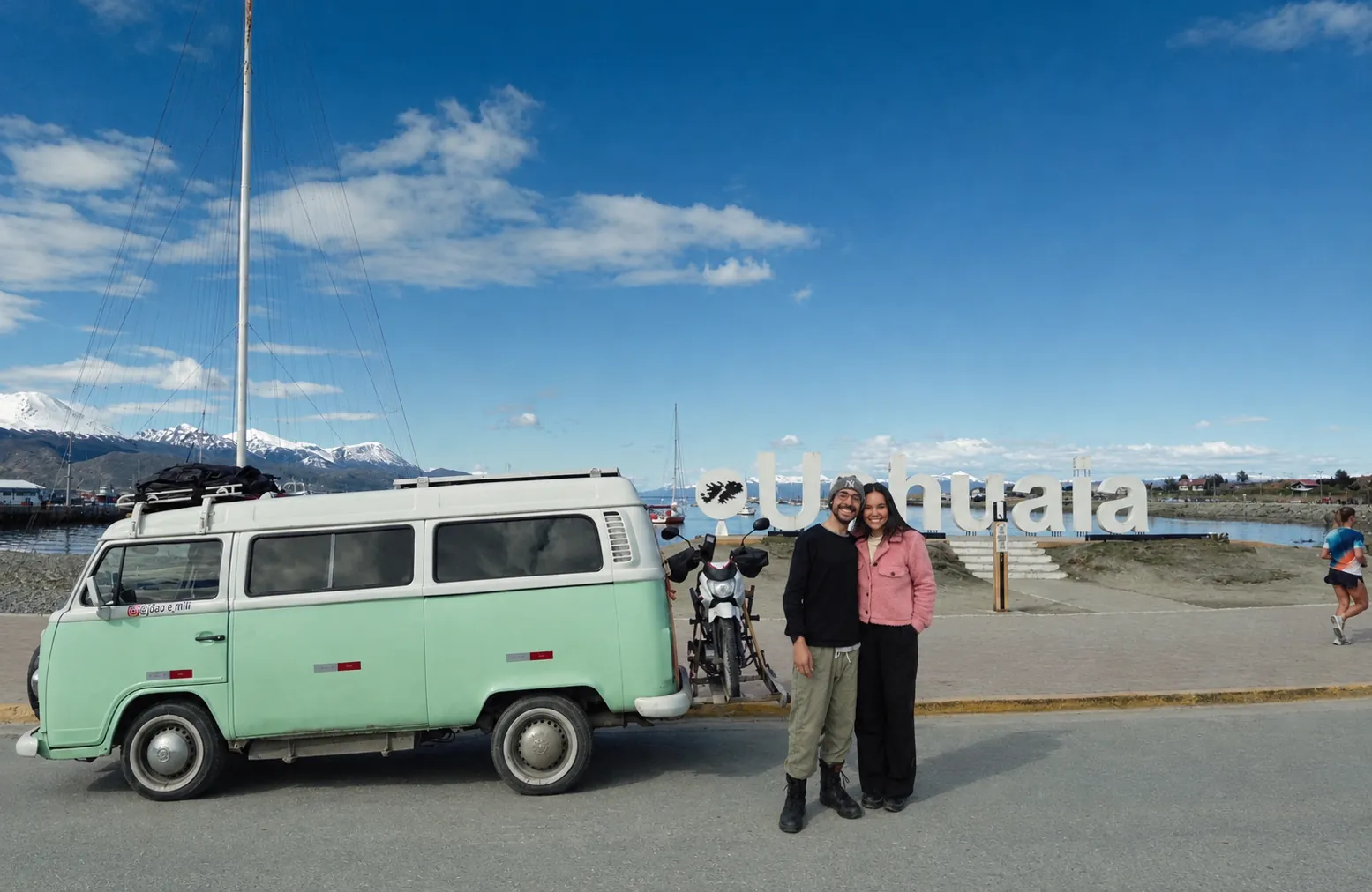 João com a Kombi Hope e a Pop em Ushuaia, Canal Beagle ao fundo