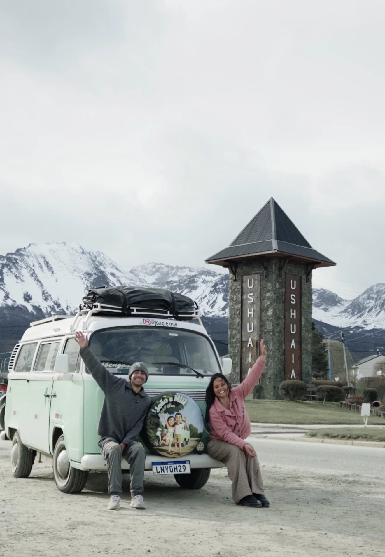 João e Mi na frente da Kombi Hope em Ushuaia