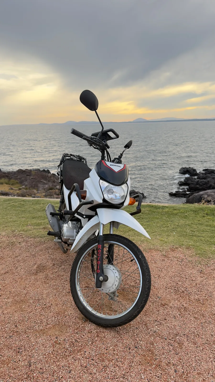 Honda Pop 2025 em frente ao mar